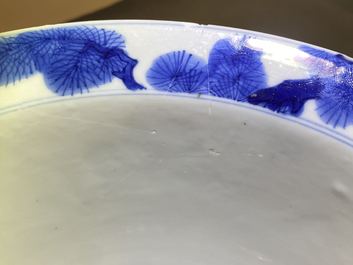 Een Chinese blauw-witte 'Drie vrienden van de winter' kom, Kangxi merk en periode